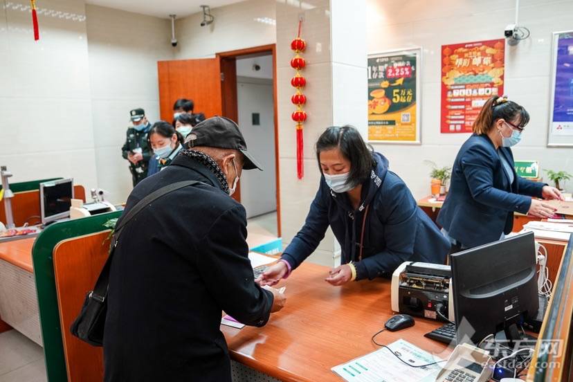 方寸之间展牛气86岁老邮迷准备圆了自己多年的梦