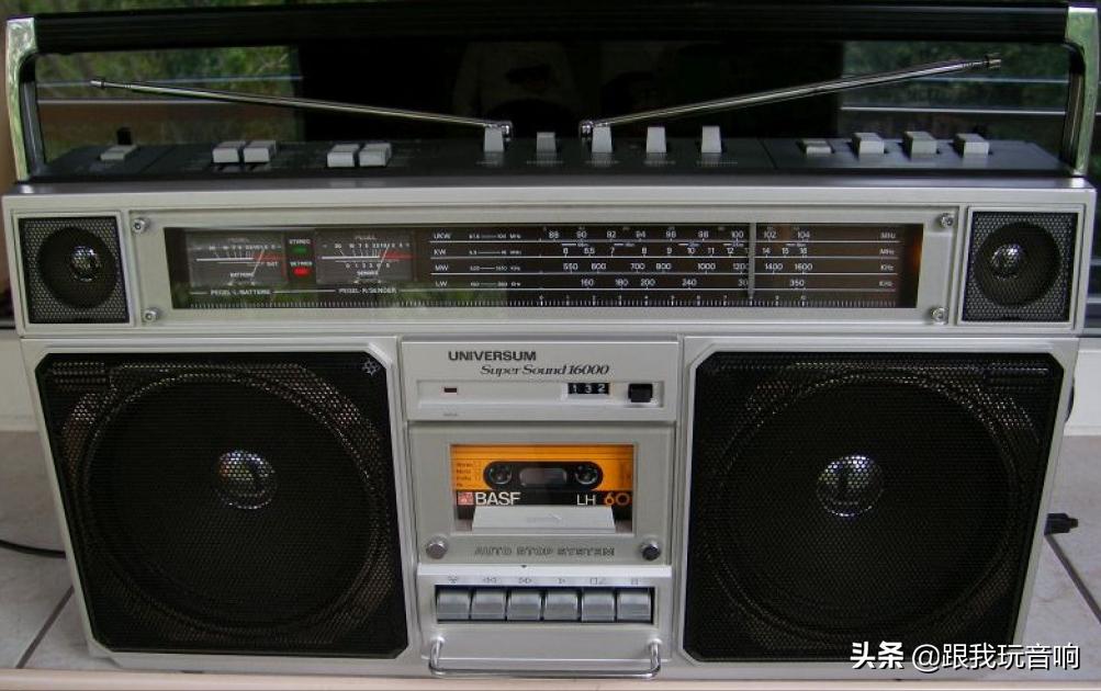 这是一款德国进口UniversumCTR2605便携式音响收音机录音机