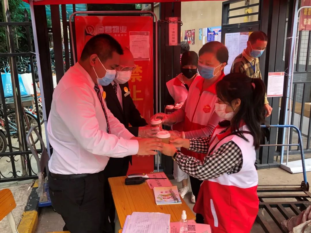 海珠|超赞!派口罩、送凉茶、防疫心理咨询……瑞宝街蜂巢*党**建线上+线下多重暖心服务