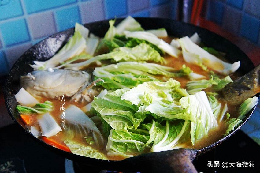 炖鱼后如何处理鱼肉不腥,过年炖鱼时放一点它鱼肉鲜嫩不腥