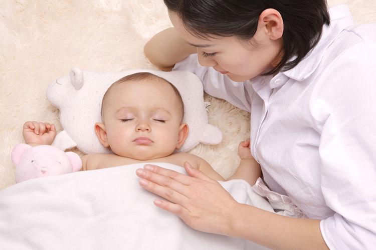 孕妈妈睡觉时宝宝是怎样的,孕妈在睡觉时胎儿的姿势