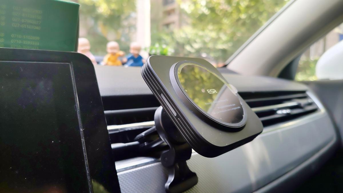 暑假自驾游的好帮手，ESR亿色车载磁吸无线充电支架上手体验