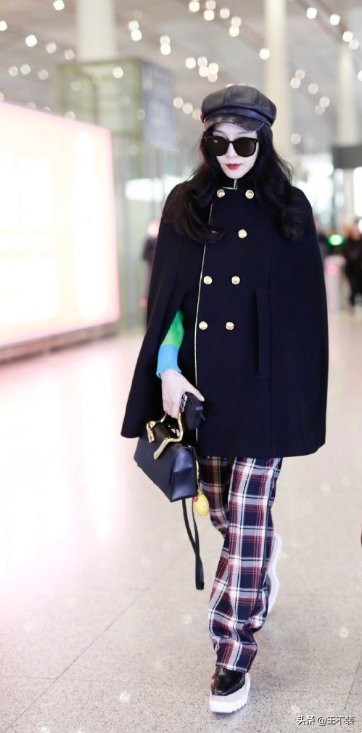 38岁范冰冰，奢牌包包33891元，“假两件”的鞋子很有特点