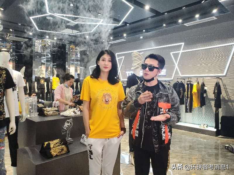 “快手奢侈品达人”与“全球超模形象大使”走进重庆直播带货