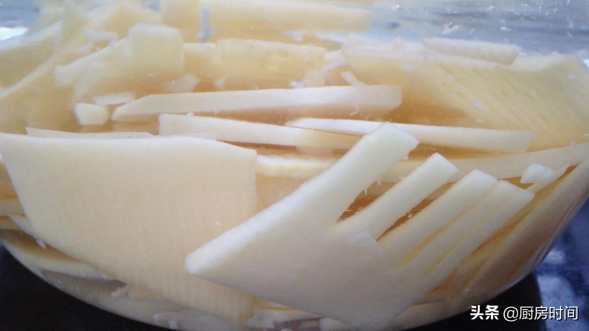 已经炒好的竹笋苦的怎么去除苦味,新鲜竹笋焯水后有苦味能泡一夜吗