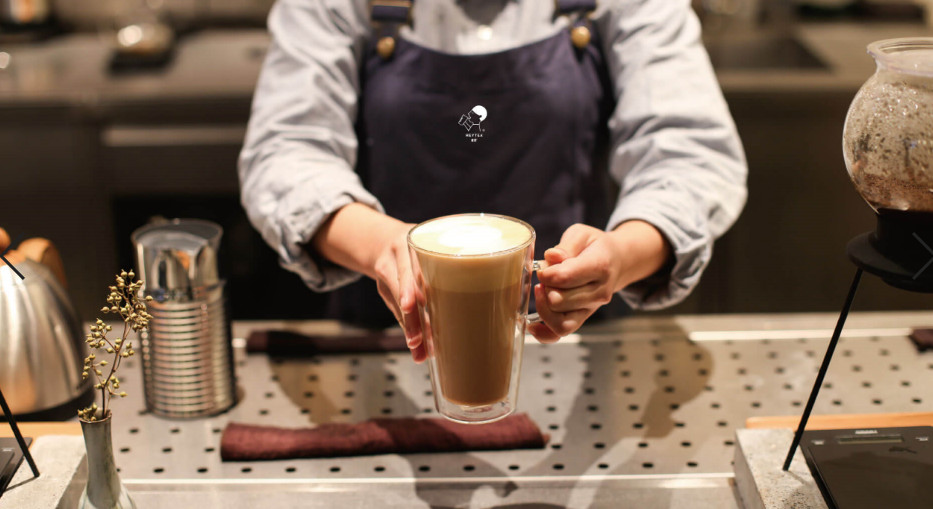 奶茶200块钱一杯排队八个小时,一杯奶茶60元排队买