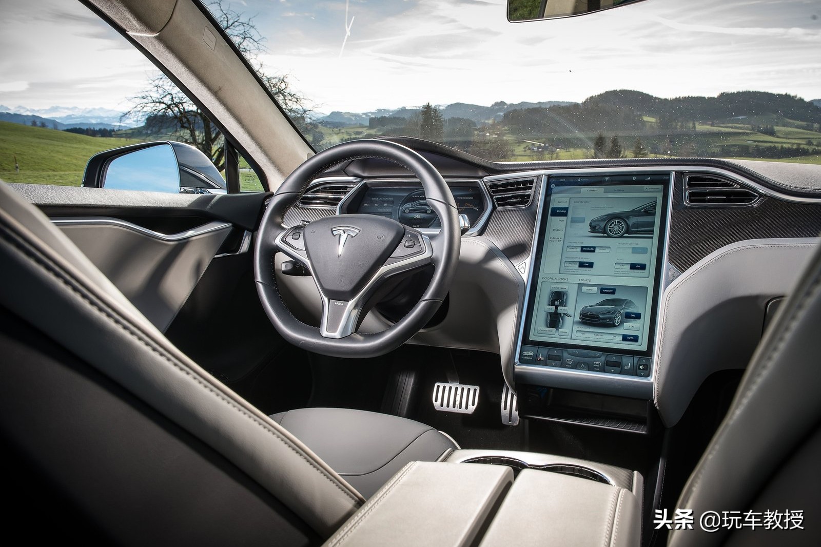 这里摸摸那里按按，开个车能不能简单点？