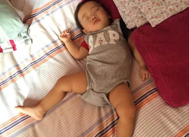 带娃睡觉总被“踢醒”，孩子睡觉“来回滚”，不只是淘气而已