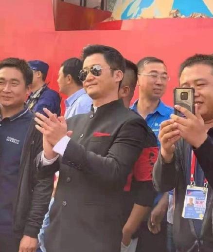 吴京邓超同台,吴京李晨胡军走红毯