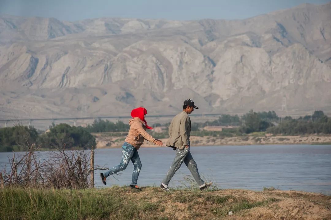 孩子坐绿皮火车看人世百态,绿皮火车才能反映生活百态