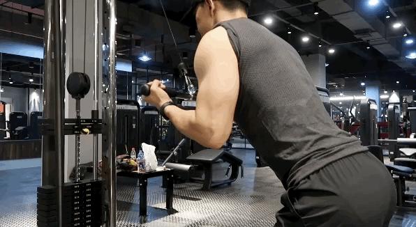 史密斯架肱三头肌训练动作,肱三头肌训练最好的三个动作