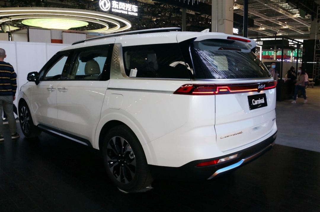 起亚嘉华和库斯途是一个车吗,起亚全新嘉华三排