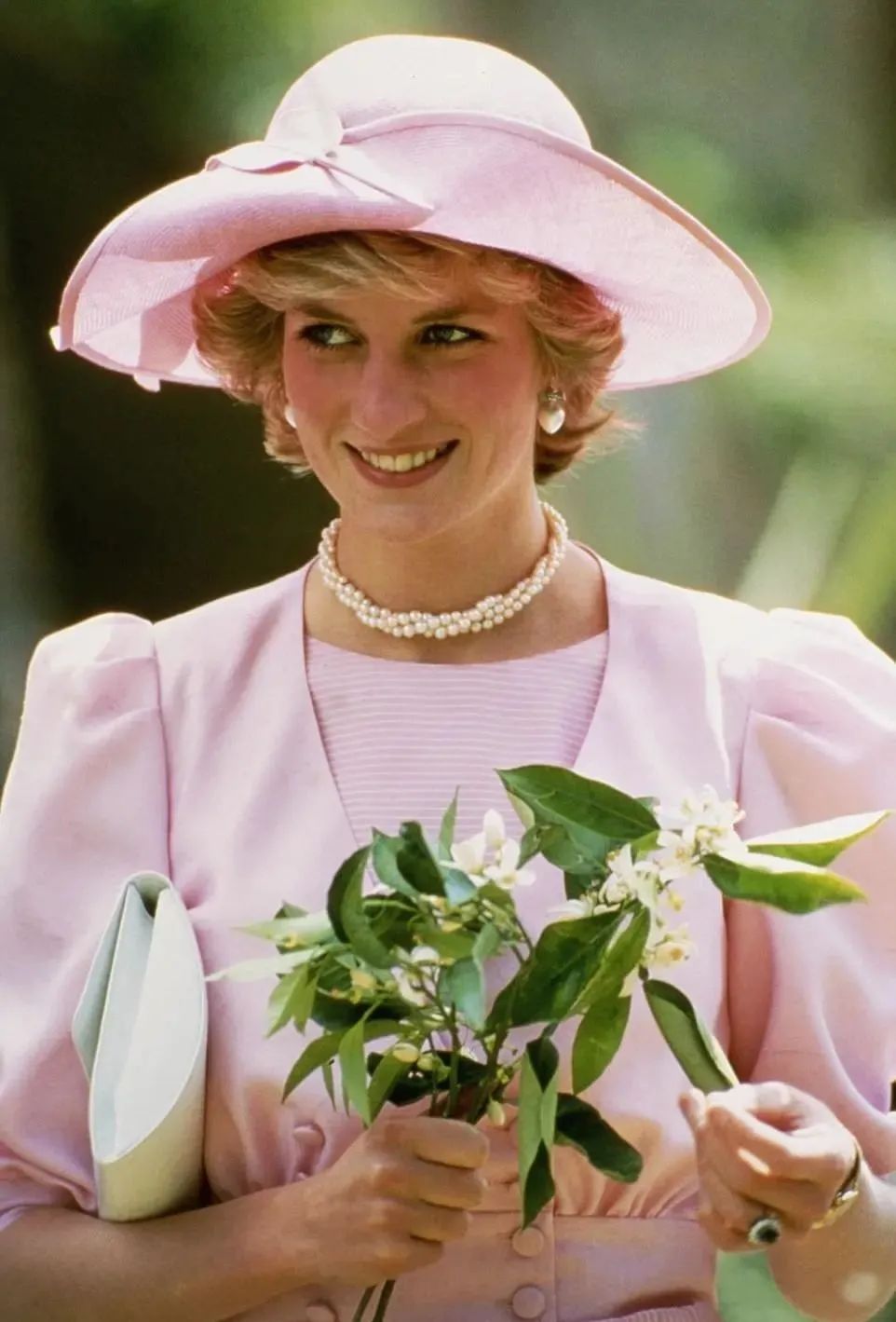 戴妃经典款戒指,戴妃蓝宝石珠宝