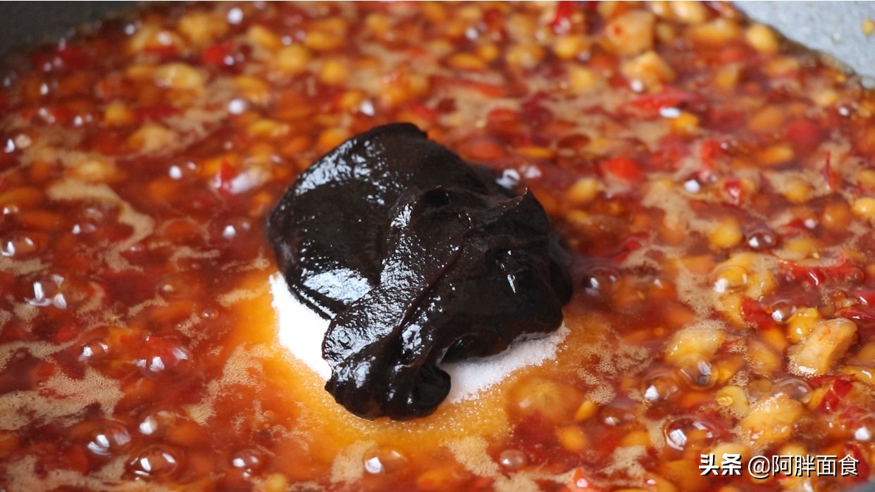 最简单的熬黄豆酱的做法,快速熬制黄豆酱的做法