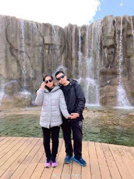 父母秀恩爱对子女的好处,父母特别秀恩爱的方式