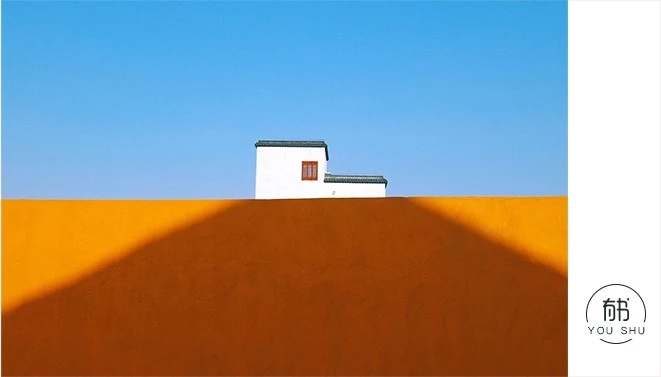 我儿子三周岁，每次不听话的时候他奶奶就打他，我很难受怎么办？