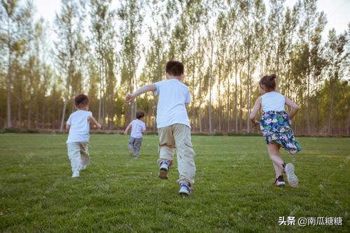 小孩抠手指头皮是缺什么,小孩儿总抠手指头是缺哪种维生素