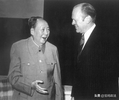 毛*东泽**慨然面对生死：身边卫士被炸死血溅我身上