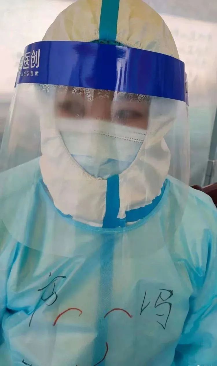 孩子生病没人管妈妈心酸,孩子生病妈妈还在抗疫一线