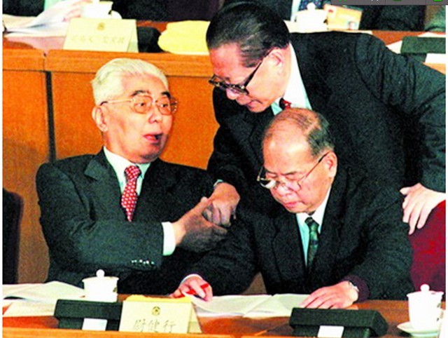 荣毅仁相伴70年的妻子，亲自为丈夫擦皮鞋，96去世与丈夫共葬