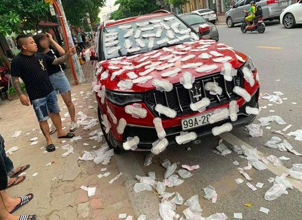 越南车主买茶路边乱停,回来懵了:“玛莎拉蒂”被贴满姨妈巾