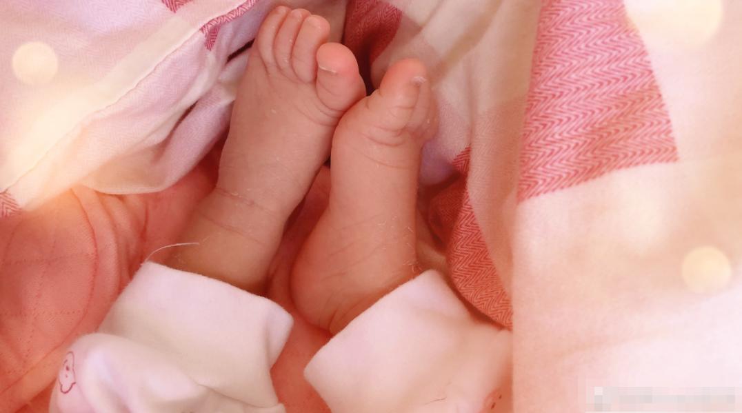 新生儿为什么那么难照顾,刚出生的婴儿脱发正常吗