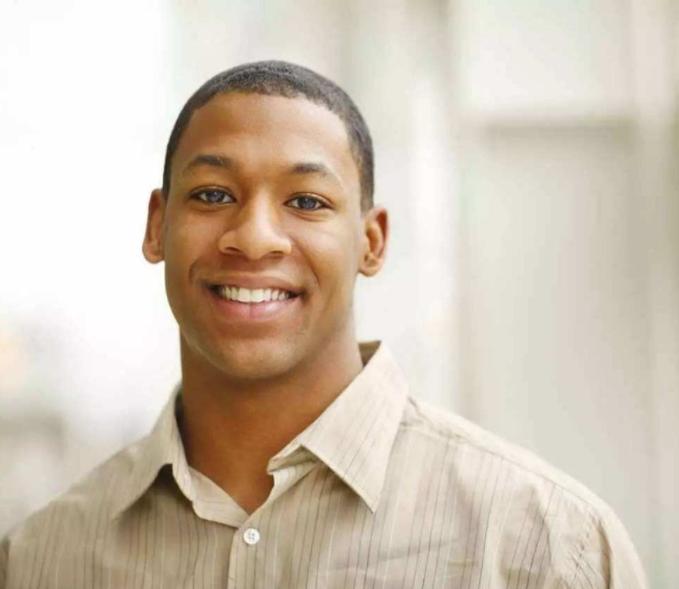 白人和黄种人宝宝肤色对比,白人和黄种人的孩子头发什么颜色