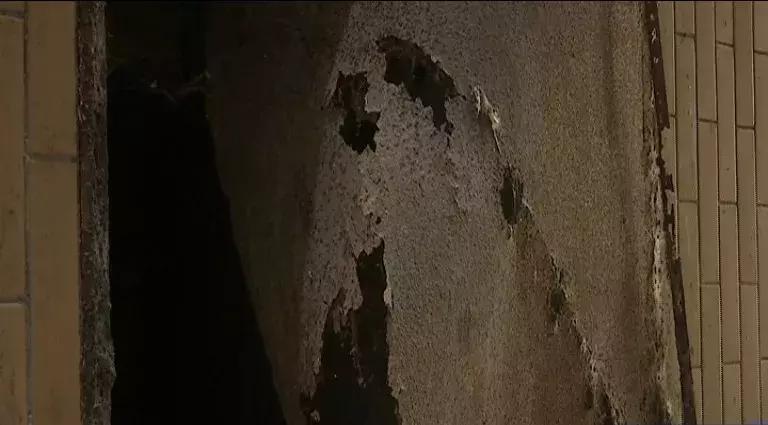 巷子屎水横流！不愿凑2万修理费，南海街坊宁可闻恶臭长达5年