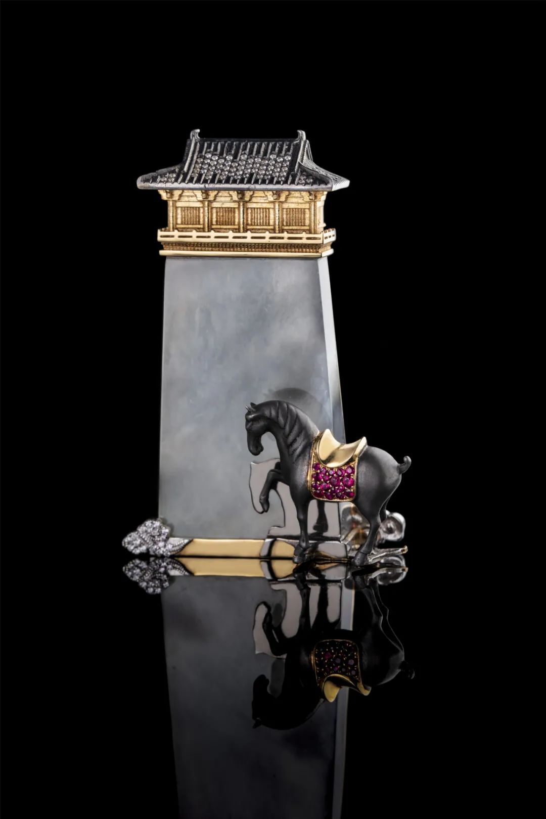 她设计的珠宝如画似景承包了你对美的所有渴求与遐想