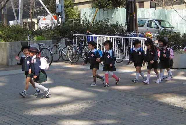 日本小朋友背着书包,日本小学生背的书包