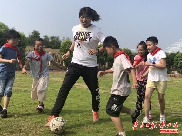 将娃娃、铃铛改装成教具，这位女体育老师让孩子们爱上运动