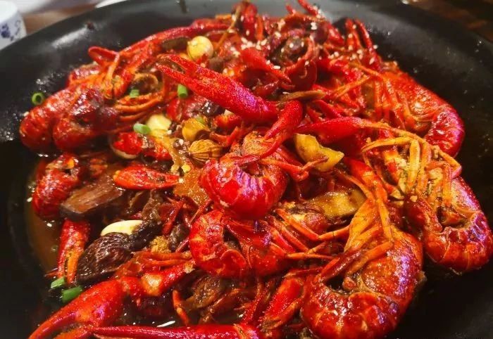 南宁美食推荐必吃龙虾,南宁最好吃的五香龙虾
