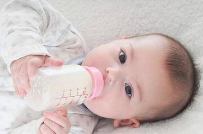 宝宝戒奶不接受奶瓶有何妙招,宝宝戒奶不接受奶粉怎么办