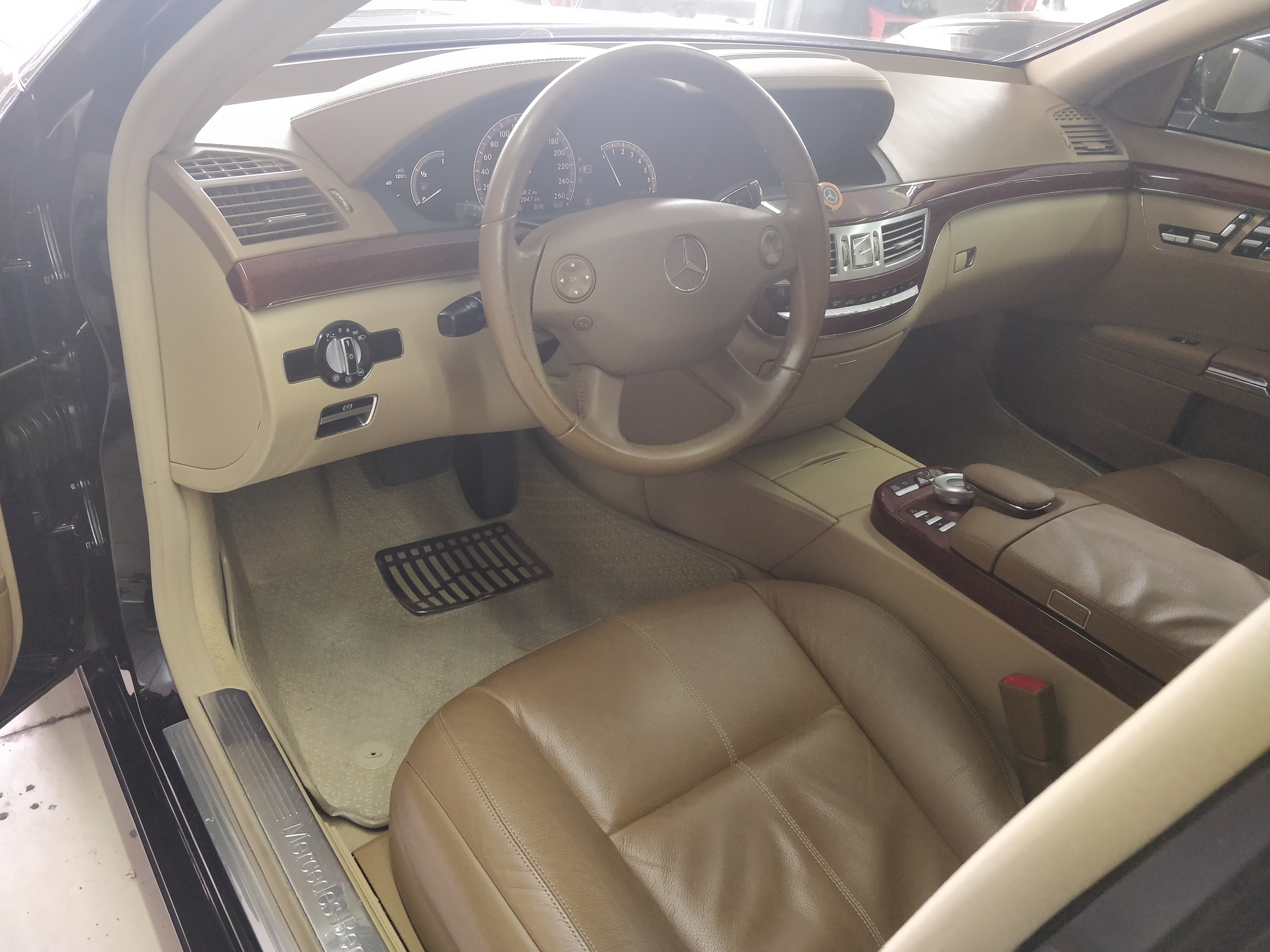 奔驰s300检测插口在哪,奔驰s300老改新能年检吗