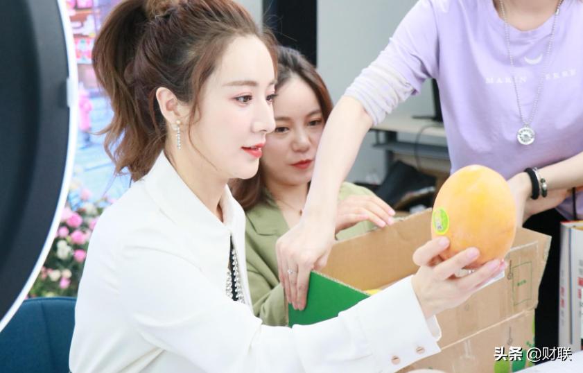 街上贴满了“旺铺转租”，实体店出路何在？董明珠直言不讳