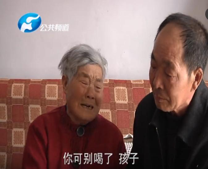 妻子用铁链将丈夫“锁”在床上，老母亲哭着：救救俺儿吧