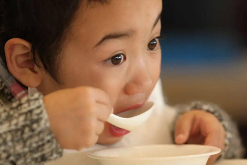 孩子每天三餐都吃为何瘦得皮包骨,孩子明明吃得多还是瘦