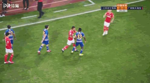 韦世豪锁喉染黄引争议！决赛爆发冲突上演全武行，球迷：应该红牌