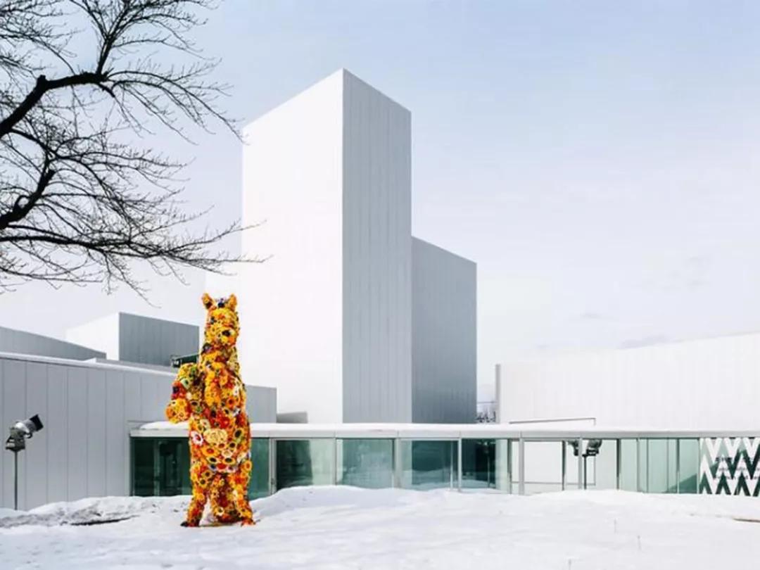 白天打卡33组奇妙的巨大装置，夜晚欣赏蓝色的光之海洋