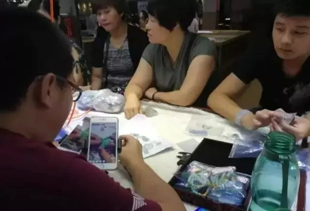 大明星亲自下场卖翡翠,为何没人买账?
