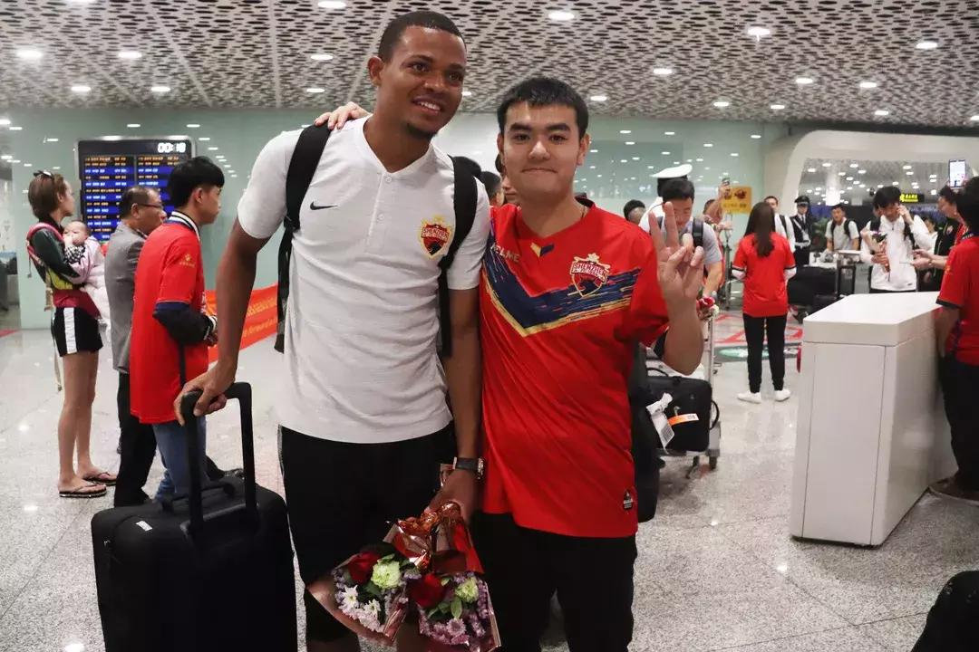 深足结束高原训练返深,深足第二现场球迷