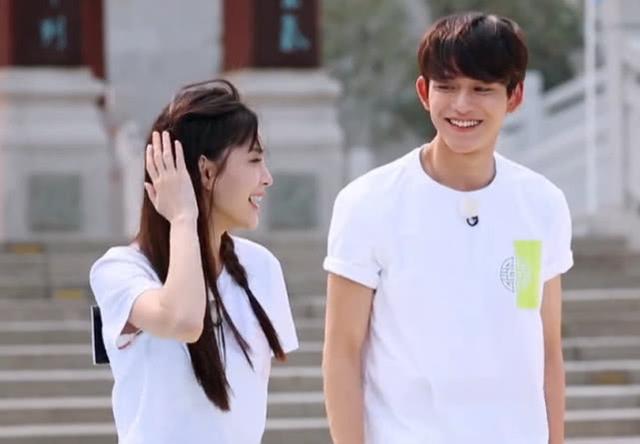 奔跑吧兄弟赵丽颖郑恺采访,王一博赵丽颖奔跑吧兄弟撕名牌