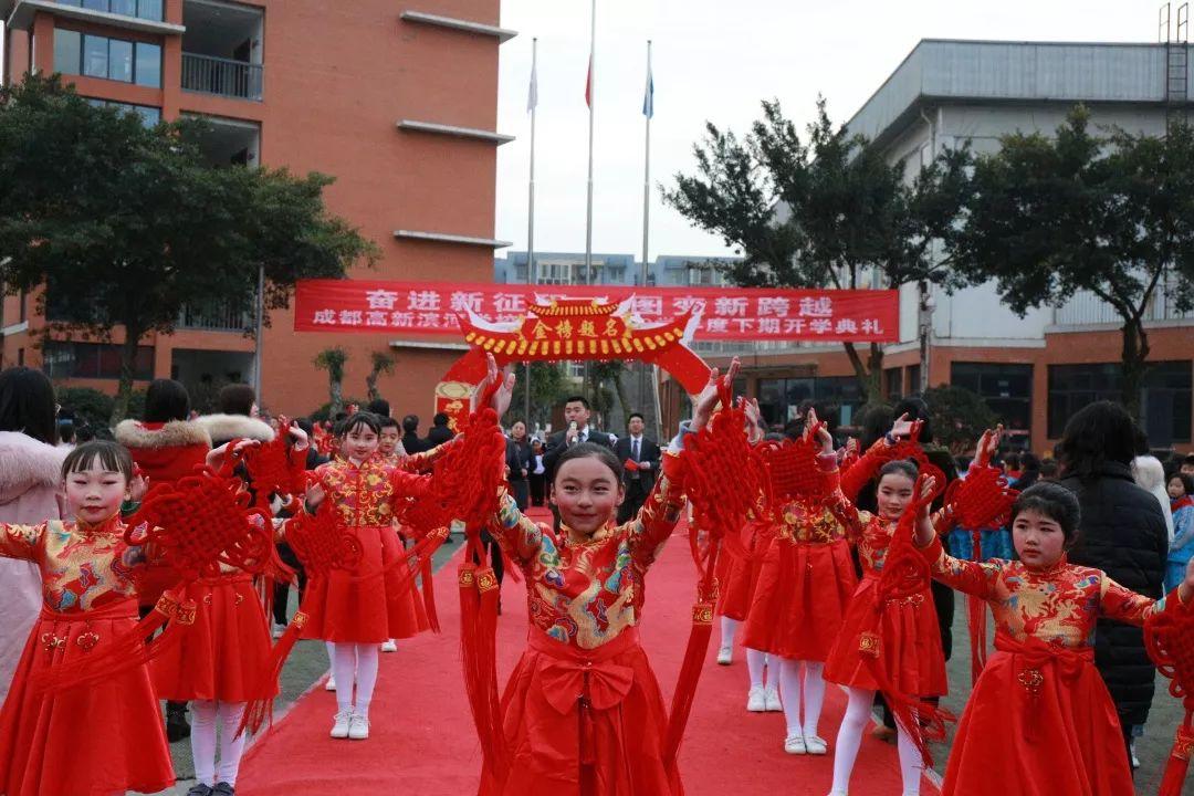 看,滨河校园花开了!听,滨河新学期的铃声拉响了