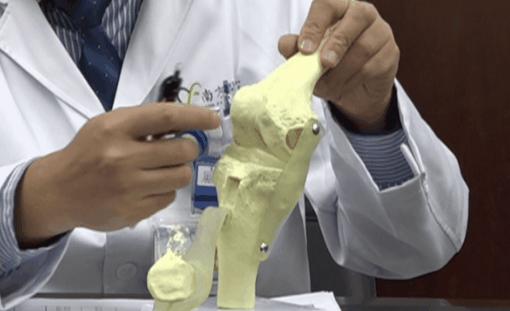 膝关节疼痛打玻璃酸钠有什么好处,膝关节疼痛打玻璃酸钠还是封闭好