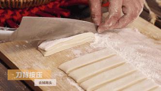 金灿灿的油条,金灿灿的油条一口一个爽爆了