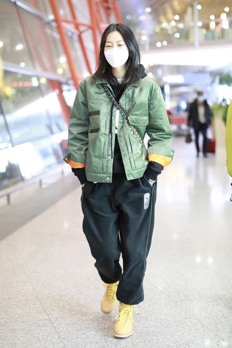 刘诗诗同款橘色冲锋衣穿搭,刘诗诗军绿色背带裙
