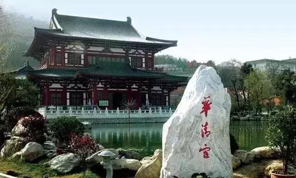 带您探索神秘大西北,一湖倒影一湖诗,半湖金色半湖