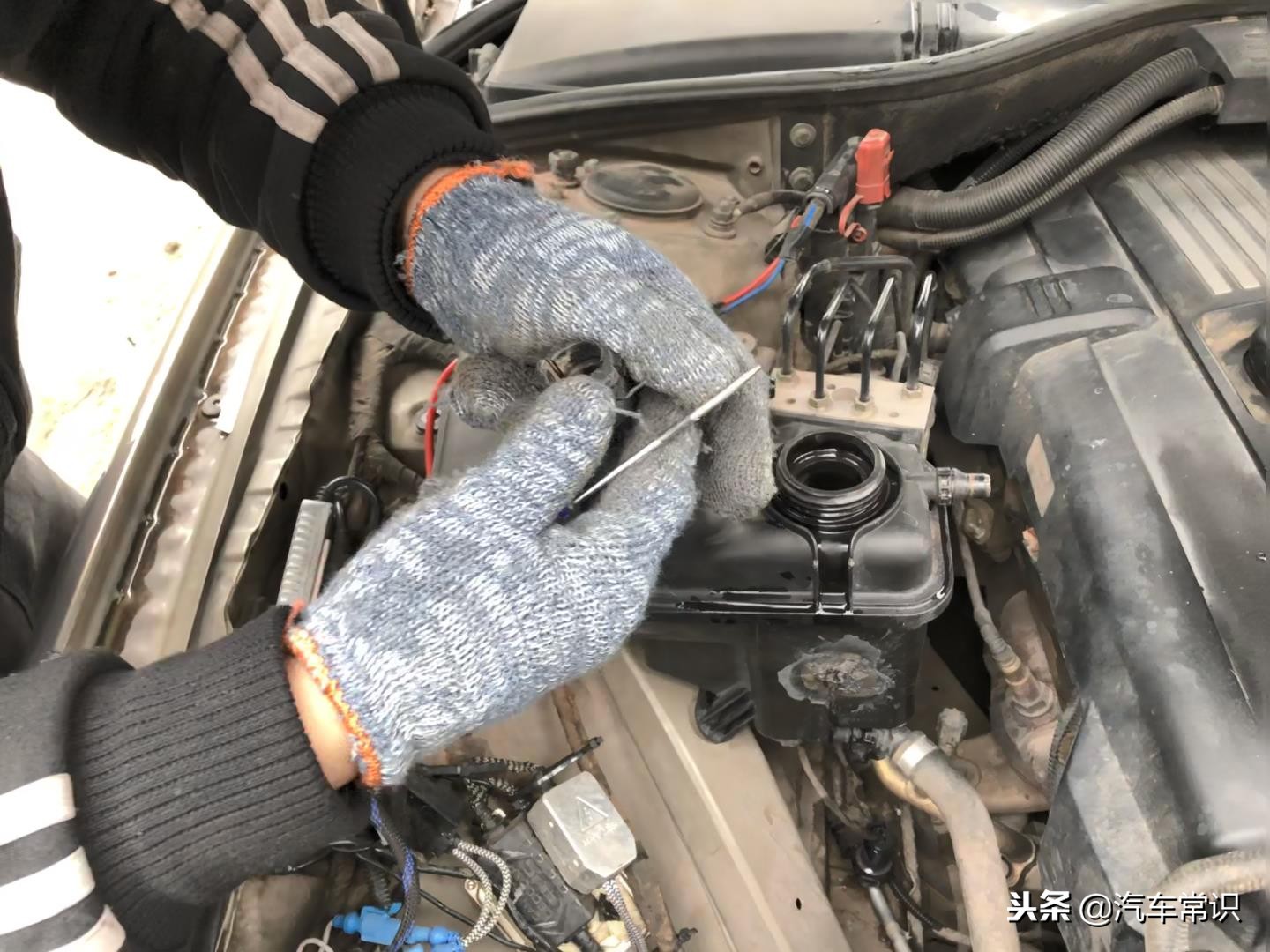 发动机水堵漏水需要全部更换吗,发动机水箱漏水最快的修补方法