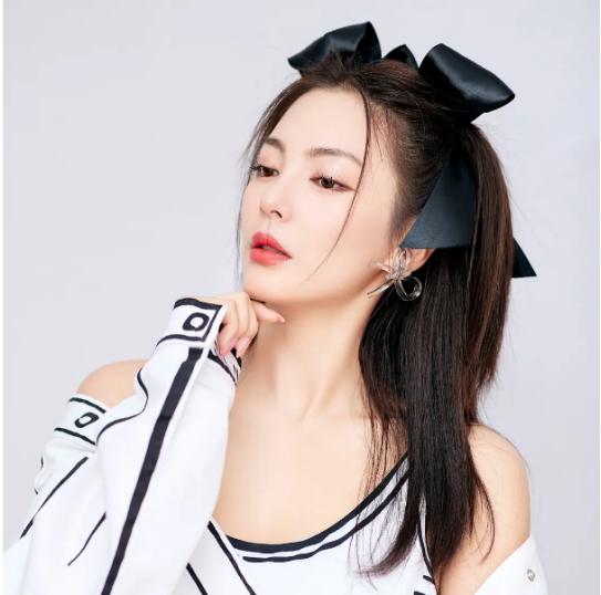 双蝴蝶结造型女星大pk:戚薇魅惑张雨绮显头大,赵露思发量取胜