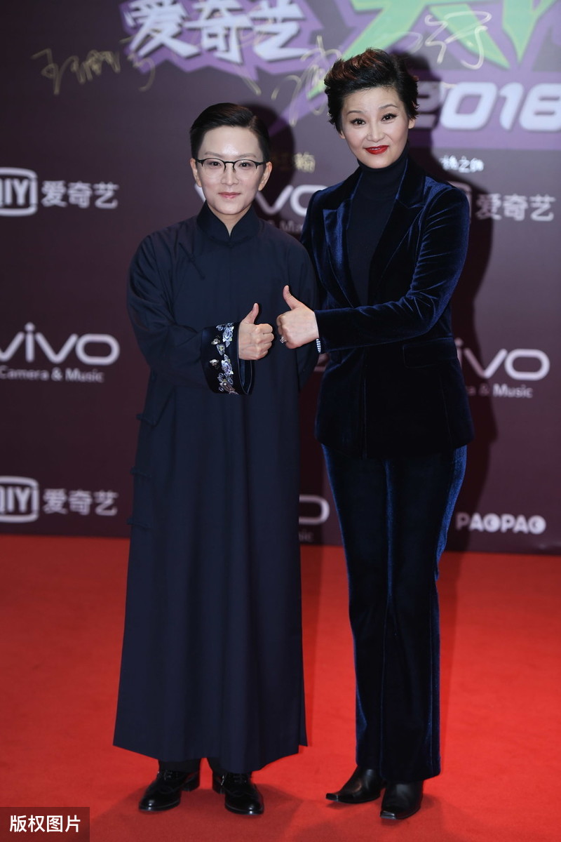 徐帆红衣黑裤显得气色超好,徐帆条纹衫阔腿裤